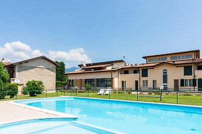 Modernes Apartment in Salò mit Swimmingpool