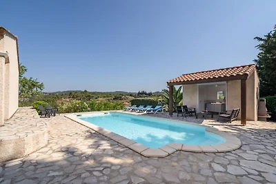 Luxe villa in Oupia met privé zwembad