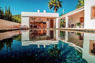 Ideaal gelegen villa met zwembad op korte afs...