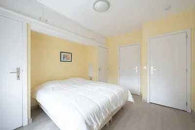 Modernes Apartment mit seitlichem Meerblick