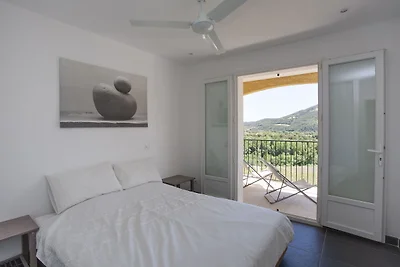 Moderne Villa mit privatem Pool in Roquebrun