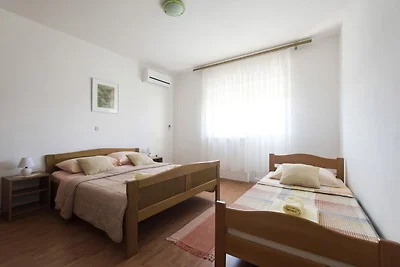 Wohnung in Starigrad Paklenica mit Terrasse