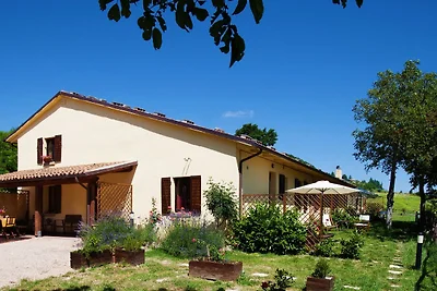 Ruhiger Bauernhof in Cagli mit Swimmingpool