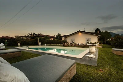 Villa Toscana con Piscina Vicino a Lucca