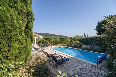 Luxuriöse Villa mit privatem Pool und Whirlpo...