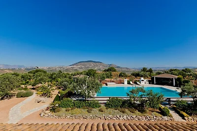 Villa con piscina privata e servizi