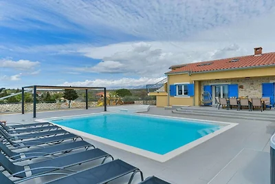 RE con piscina e spa Confortevole residenza p...