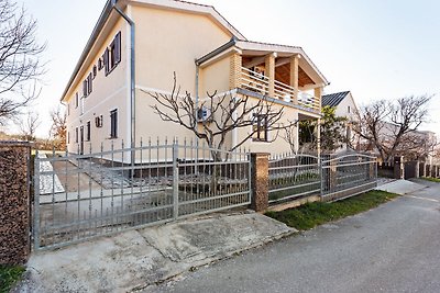 Modernes Ferienhaus in Jasenice mit Veranda