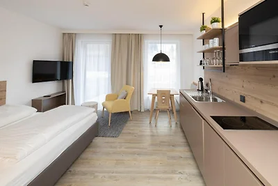 Moderne studio met woon- en slaapgedeelte.