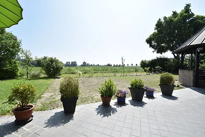 Spaziosa villa con vista sul prato in...