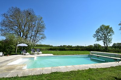 Modernes Ferienhaus in Burgund mit Schwimmbad