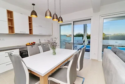 Villa E & D - Four Bedroom Villa with Pool an...
