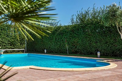 Villa mit Gartenblick und privatem Pool in...