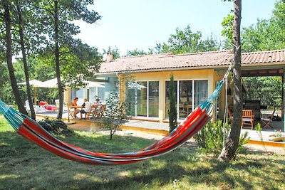 Gepflegter Bungalow auf einer grünen Domäne