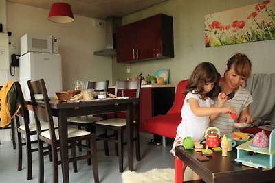 Modernes Ferienhaus in einer hügeligen Landsc...