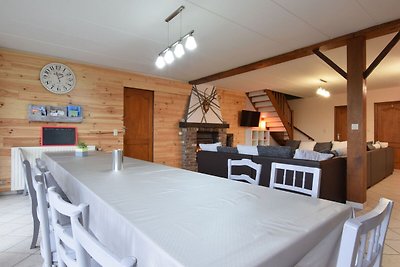 Komfortables Bauernhaus mit Terrasse in Roy