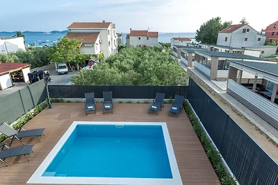 Luxuriöse Villa mit Swimmingpool in Pakoštane