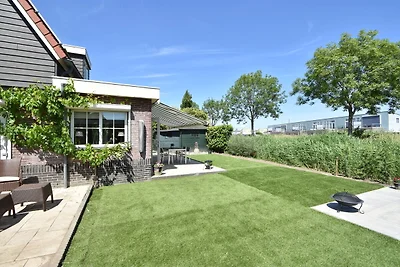 Attraktives Ferienhaus in Oude mit Garten