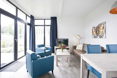 Sleek Lakeside Chalet für 4 Personen
