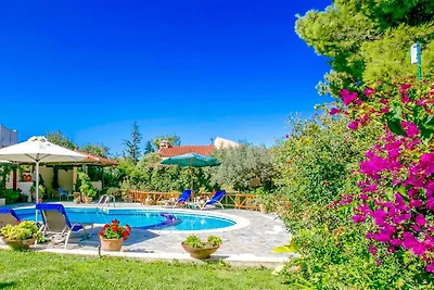 Villa mit Außenterrasse und Pool