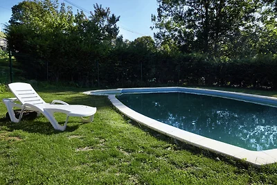 Spazioso cottage a Nava con piscina