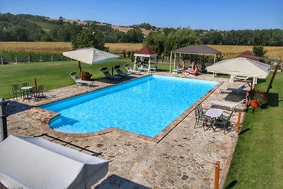 Ansprechende Wohnung in Todi mit Swimmingpool