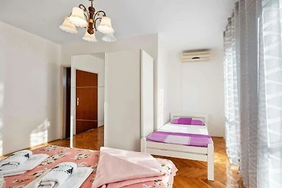 Wohnung in Šibenik-Brodarica mit Balkon