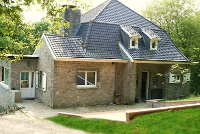 Gemütliches Ferienhaus in Falaën mit Terrasse