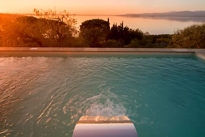 Moderne Villa in Magione mit Swimmingpool