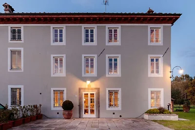 Villa vicino Lucca con forno e giardino