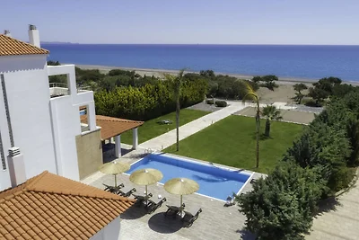 Geräumige Villa mit eigenem Pool in Gennadi