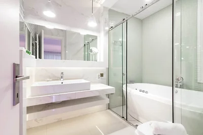 Villa con Jacuzzi, piscina e vista a Tragaki