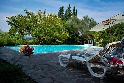 Moderne Ferienwohnung mit Pool in Ghizzano