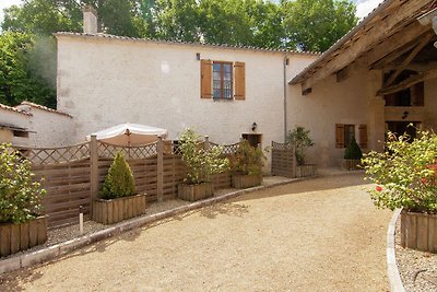 Luxusvilla in Saint-Preuil mit Swimmingpool