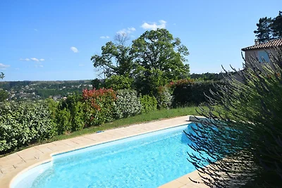 Imponente villa con vista sulla collina