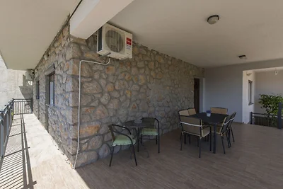 Wohnung in Starigrad Paklenica mit Terrasse