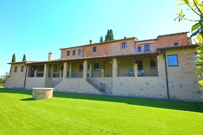 Agriturismo di lusso con piscina a Montalcino