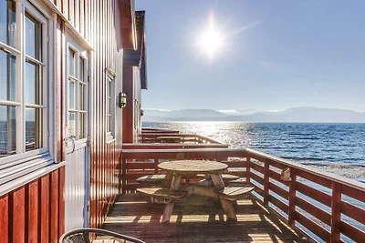 Rückzugsort am Meer mit Booten und Angeln