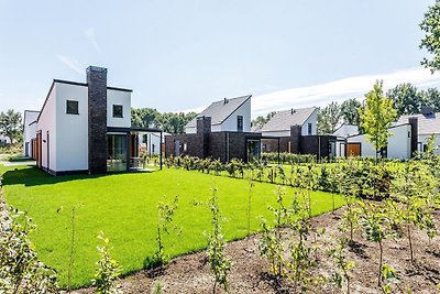 Villa mit einer überdachten Terrasse in...