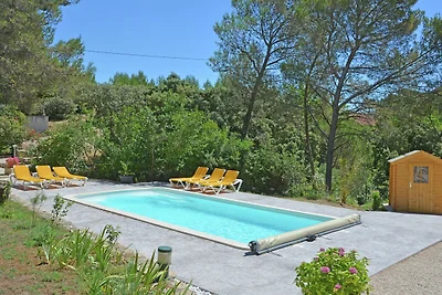 Üppige Villa in Beaucaire mit Swimmingpool