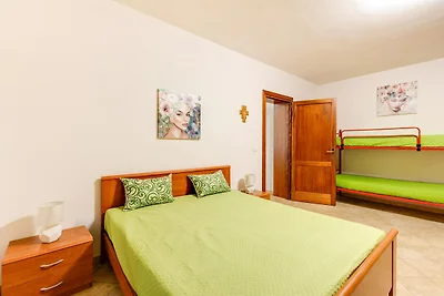 Con espacio exterior privado y aparcamiento.