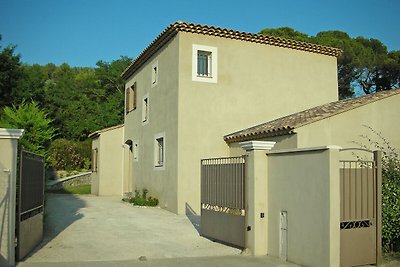 Villa mit Garten und überdachter Terrasse