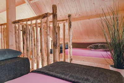 Schönes Baumhaus aus Holz mit Terrasse