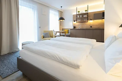 Modernes Alpenapartment mit Terrasse