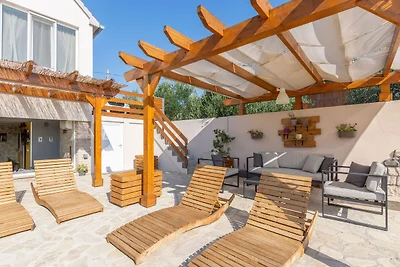 Boutique-Ferienhaus in Donje Polje mit Pool