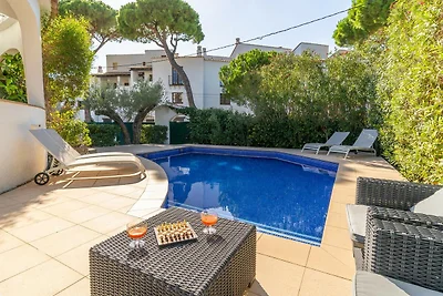 Huis met grote tuin en privézwembad