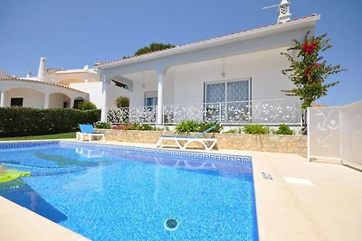 Geräumige Villa im Ferienort Vilamoura mit pr...
