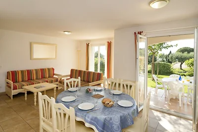Villa estiva con terrazza o loggia, situata i...