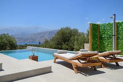 Villa in Sternes mit Pool und Bergblick