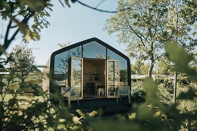 Schöne Hütte aus Pappe in einem Ferienpark im...